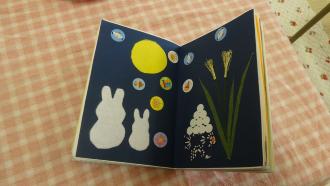 うさぎが月見をしている手作りカード（出席カード）の写真