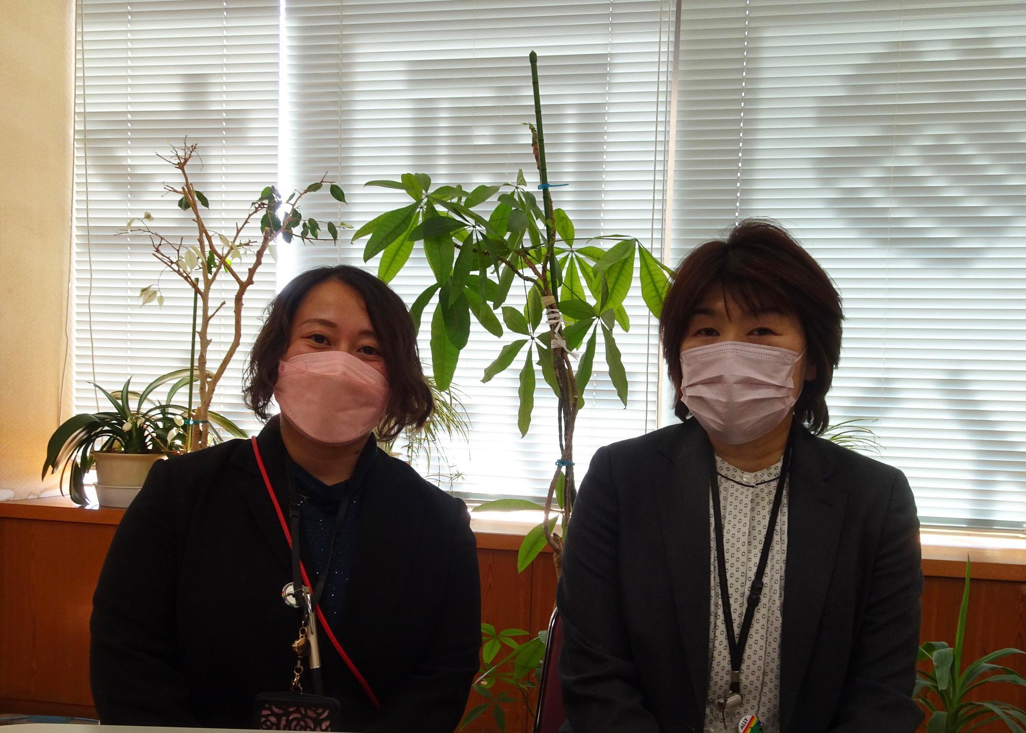 男女協働参画センターの所長の中村裕美さん（右）と講座を企画した深澤佑子さん（左）