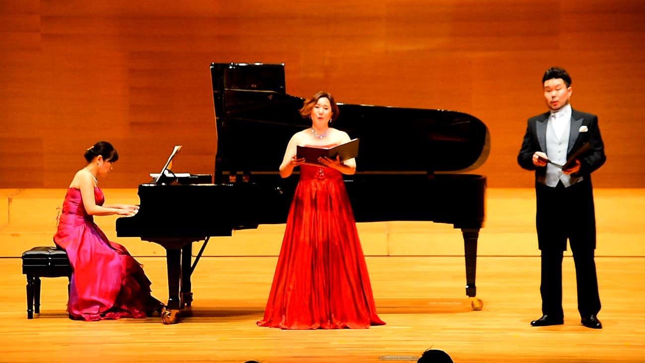 ピアノを弾く清水美和さん(左)と歌う江口順子さん(左)と鷲尾祐樹さん(右)