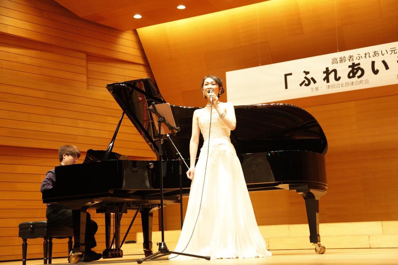 ピアノを演奏する高知尾純さん(左)と歌う横洲かおるさん(右)
