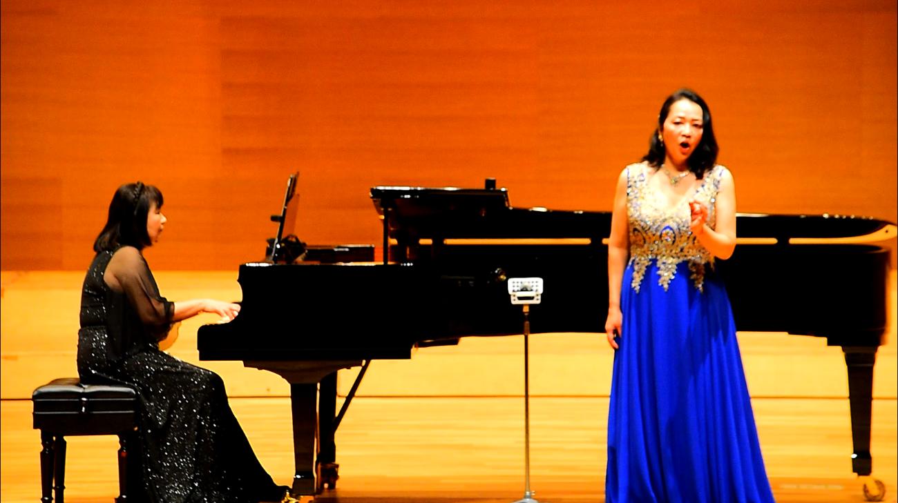 ピアノを弾く藤田弘子さん(左)と歌う 富永麻弥子さん(右)