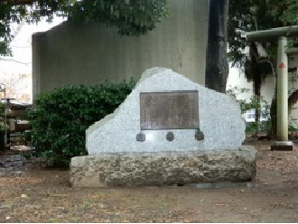 日本大学構内の敷地に戦車連隊記念碑が設置された写真