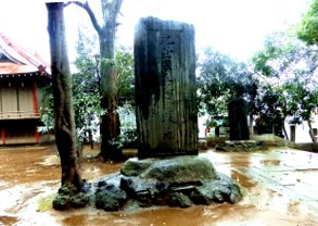 誉田八幡神社境内に植えられた2本の木の間に紀元2600年記念碑が建てられた写真