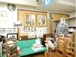 秋山好古のパネルや資料などが壁に掲示されている部屋を写した写真