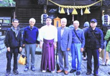 拝殿前で、神職伯耆田氏と市民カレッジOB有志会の皆さん6名が並んで写っている記念写真
