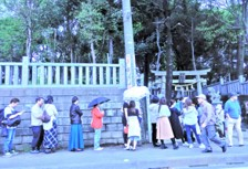大原神社の前に沢山の参列者が並んで待っている様子の写真