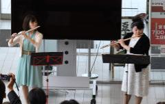 フルートによる二重奏を行う五十嵐由美さんと星野美波さんの写真