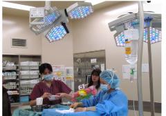 手術室で看護師さんより実演が行われている院内ミステリーツアーの様子の写真