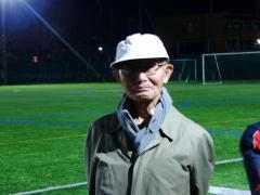 緑の芝生の球場で、白い帽子を被って写っているアカデミー時の坂井先生の写真