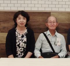 坂井先生と教え子の三橋さんが並んで写っている写真