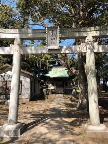 子安神社の鳥居と奥に見える拝殿の写真