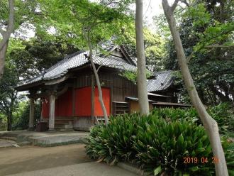 濃い緑と若草色の木々に囲まれた場所に設置された、やつるぎ神社の写真
