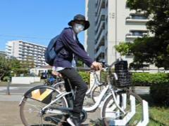 帽子を被っている男性が自転車に乗っている写真