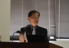 記念講演を行う「竹宵の会」代表の尾曽さんの写真