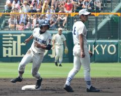 ベースを走りぬける宮内主将と横に立つ選手の写真