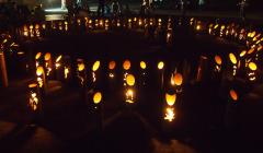 藤崎のイベント会場で竹灯りが円状に並べられ竹の上部と模様の部分から明かりが漏れている写真