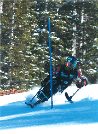 コース上に立てられた青い棒の外側を回るように白銀の雪の中を滑走する田中選手