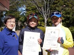 左からレディース活動推進委員長宮庄さんと、賞状を持った優勝ペアの白崎さん、芦田さんの写真