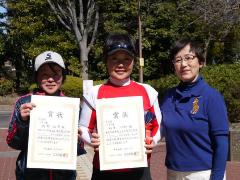 左から賞状を持った準優勝ペアの稲葉さん、池野さん、レディース活動推進委員長宮庄さん