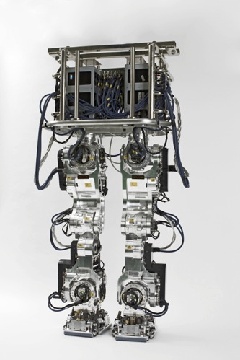 千葉工業大学の作った、銀色の大型二足歩行ロボットの写真
