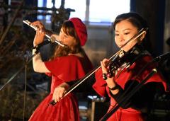 赤色の服を着たバイオリンを演奏する阿部志織さんとフルートを演奏する林愛実さんの写真