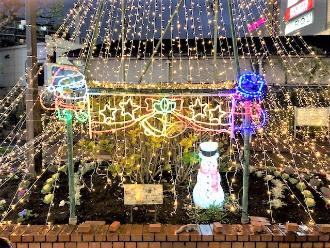 サンタクロースや雪だるまのイルミネーションが飾られている津田沼一丁目広場の写真