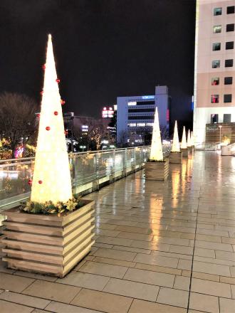 モリシア2階デッキに等間隔に置かれているシンプルでおしゃれなクリスマスリースの形をした照明が設置されている様子の写真