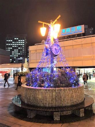 JR津田沼駅北口前の時計塔がきれいに紫色の電飾で装飾されている写真