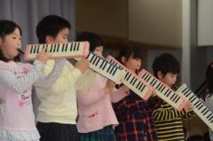 在校生が鍵盤ハーモニカを吹き、演奏をしている写真