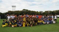 市内ジュニアチームに所属する小学生とサッカー男子U-23日本代表選手と記念撮影をしている写真