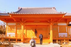 大きな瓦屋根作りの再建された正福寺の写真