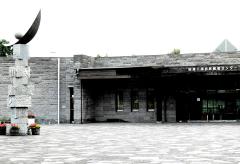 塔のモニュメントが建っている谷津干潟自然観察センターの建物の入り口付近の写真