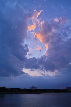 谷津干潟の空に浮かぶ雲の写真