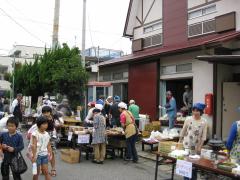 歩道で町内の方々がとん汁や焼きそばなどをふるまっている写真