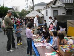 会場にあるゲームのお店に子供たちが集まってきている写真