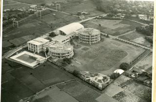 円形校舎を上空から見た白黒写真