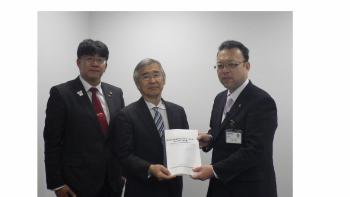 提言書を手に持っている長澤委員長と小熊教育長、佐々木委員が並んで写っている写真