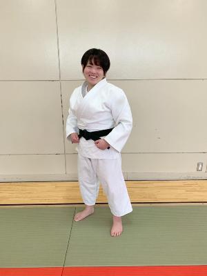 柔道場で道着を着た笑顔の小川和紗選手の写真