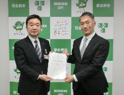 提言書を市長にわたす写真