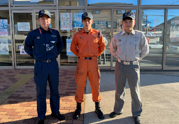 右からグレーの活動福を着た救急隊の人、オレンジの活動福を着た救助隊の人、紺色の活動福を着た警防隊の人の3人が並んでいる写真