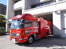 秋津出張所の赤い消防車を斜め左からみた写真