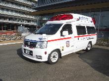 東消防署の白い救急車を斜め左からみた写真