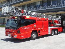 中央消防署の赤い消防車を斜め左からみた写真
