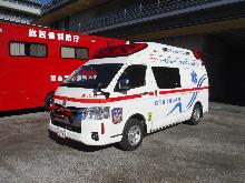 中央消防署の白い救急車を斜め左からみた写真