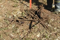土の中に埋まっていた錆びた鉄の棒が沢山置かれている写真