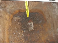 地面を掘った場所にあるレーダー探査で確認されたレンガの写真