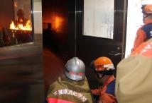 扉の奥が燃えている消防学校での消火訓練の写真