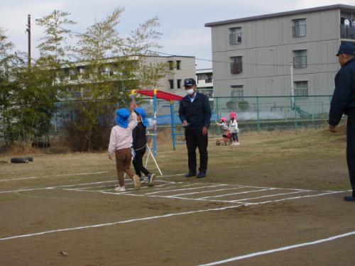 習志野警察署の方からご指導いただき、模擬道路で横断歩道の渡り方を学んでいます