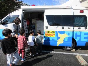 移動交番の見学をしています