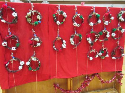 5歳児が芋づるを使って作ったリース